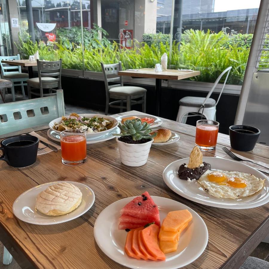 Stadia Suites Mexico City Santa Fe Esterno foto Breakfast at the hotel