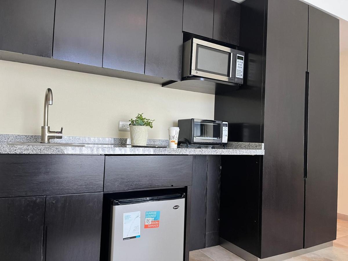 Stadia Suites Mexico City Santa Fe Esterno foto A typical kitchen in a hotel room