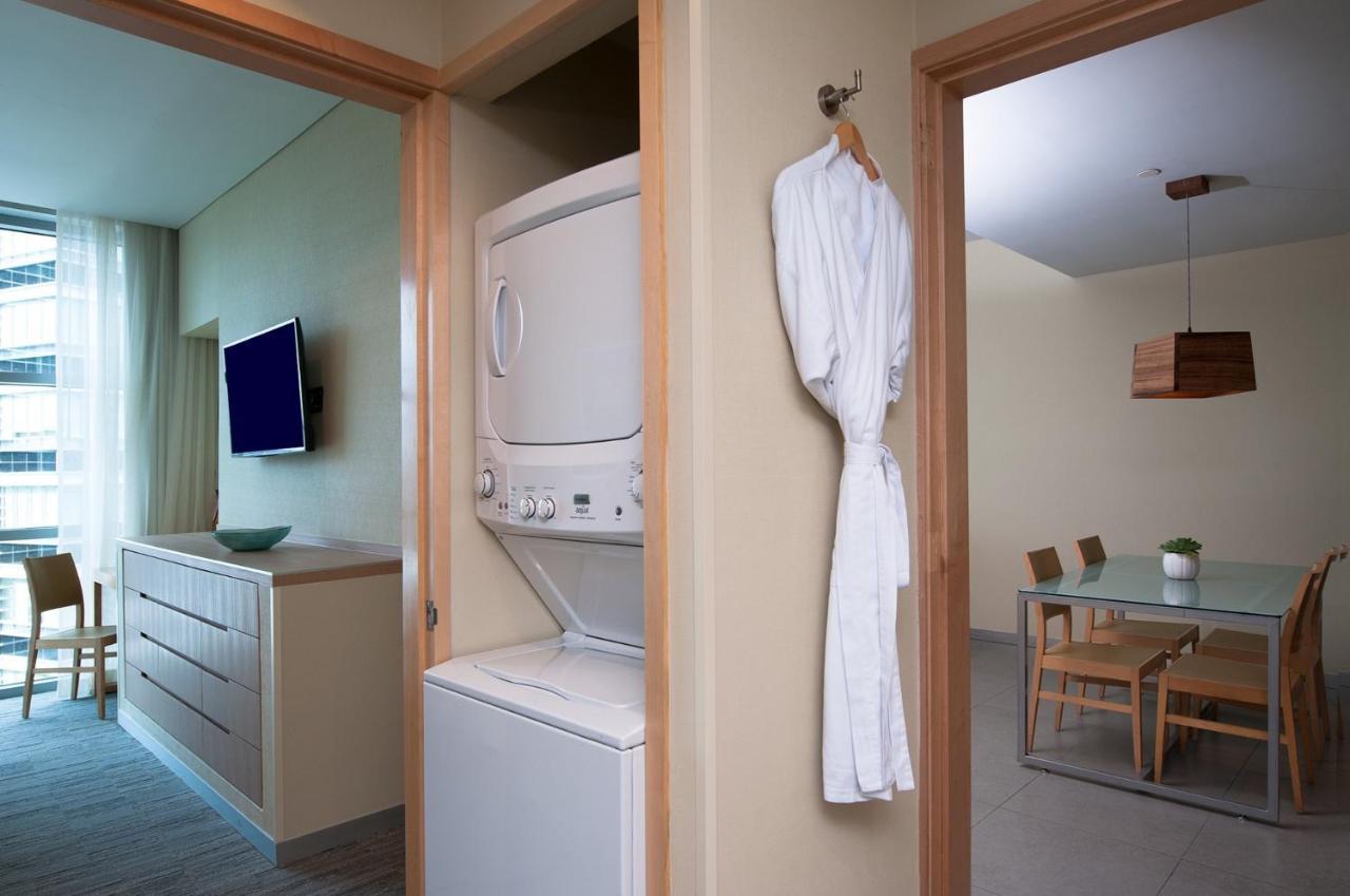Stadia Suites Mexico City Santa Fe Esterno foto A bathrobe hanging on a wall